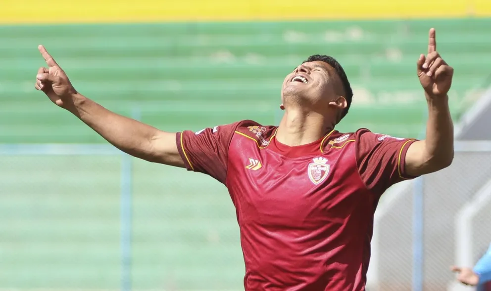 Yerco Vallejos celebra la victoria de Totora Real Oruro ante GV San José en el estadio Jesús Bermúdez.