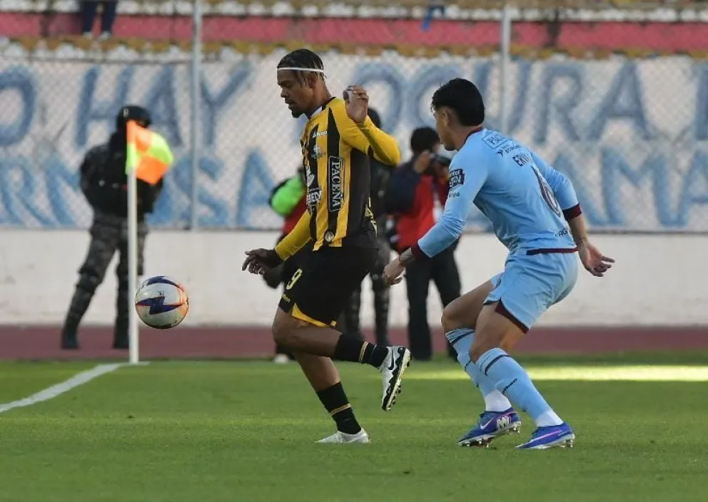 Celestes y atigrados no pudieron ganrse en el estadio Hernando Siles. Foto: APG