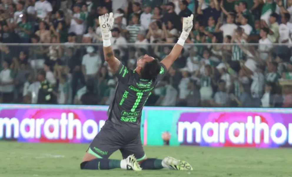 Alejandro Torres, el golero de Oriente Petrolero, celebra el triunfo en el clásico cruceño. Foto: Agencia Marka Registrada