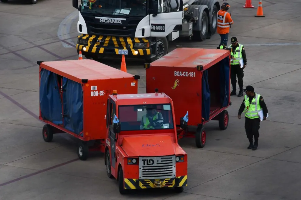 Un vehículo aeroportuario fue captado este 19 de septiembre al transportar los restos. Foto: EFE 