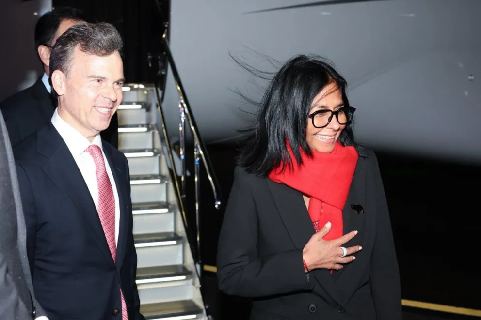 La presidenta encargada de Venezuela, Delcy Rodríguez (d) a su llegada este lunes a Nueva York, Estados Unidos. Foto: EFE 