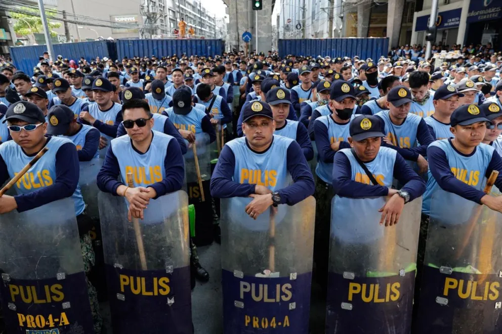 Policias filipinos agrupados durante la manifestación contra la imposición de la Ley Marcial por el fallecido dictador Ferdinand Marcos, padre del actual dirigente filipino, Ferdinand Marcos Junior. Foto: EFE