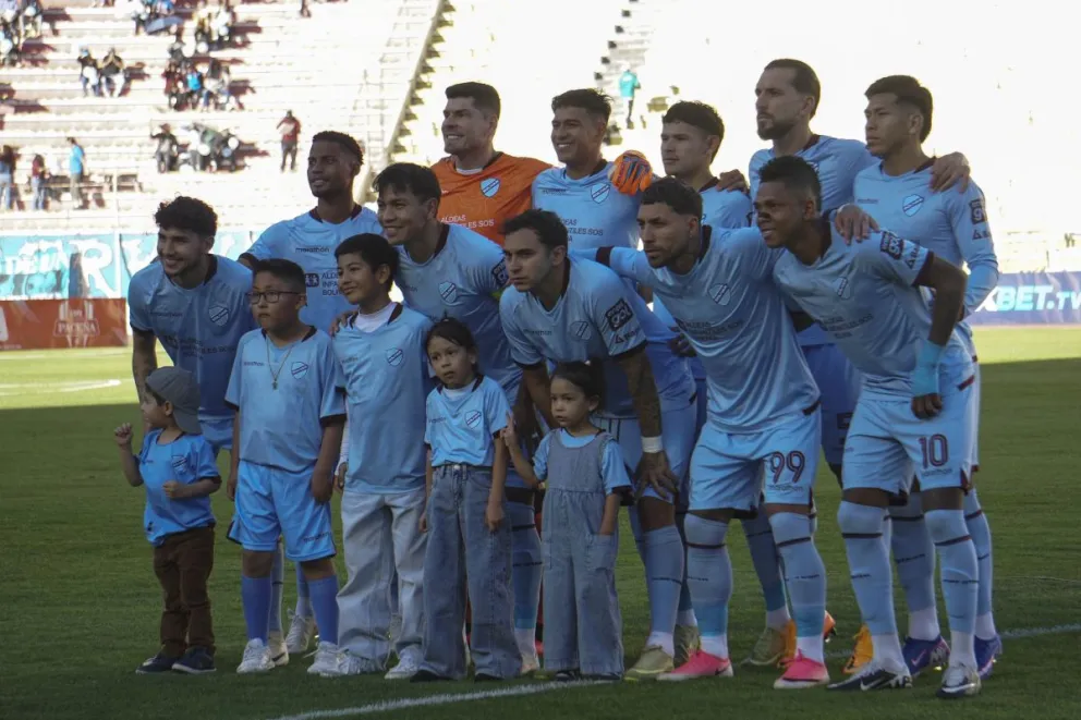 El plantel celeste que jugó el domingo el clásico paceño. Foto: APG.