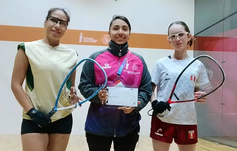 Valeria Miranda (izq.) previo a su triunfo sobre la peruana Hammerschmidt. Foto: COB.