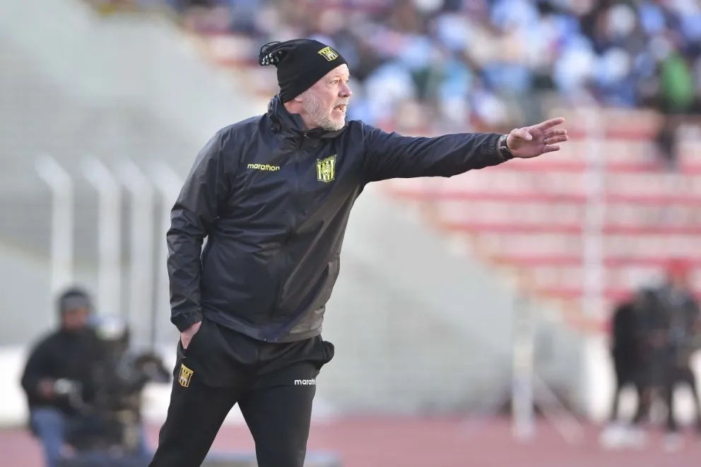 Antonio Carloz Zago, el DT del Tigre, da instrucciones a sus jugadores en el partido frente a Bolívar del domingo. Foto: APG