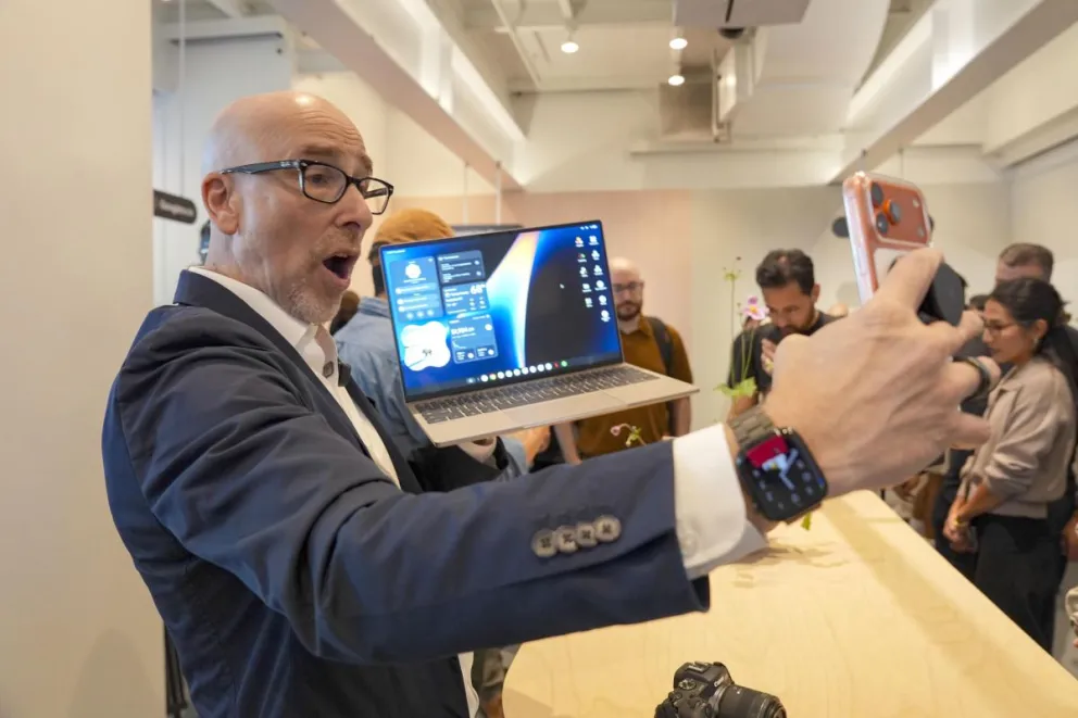 Una persona posa con el Googlebook, una apuesta estratégica diseñada para unificar por completo la experiencia del teléfono móvil y el ordenador mediante una arquitectura compartida entre Android y ChromeOS. Foto: EFE