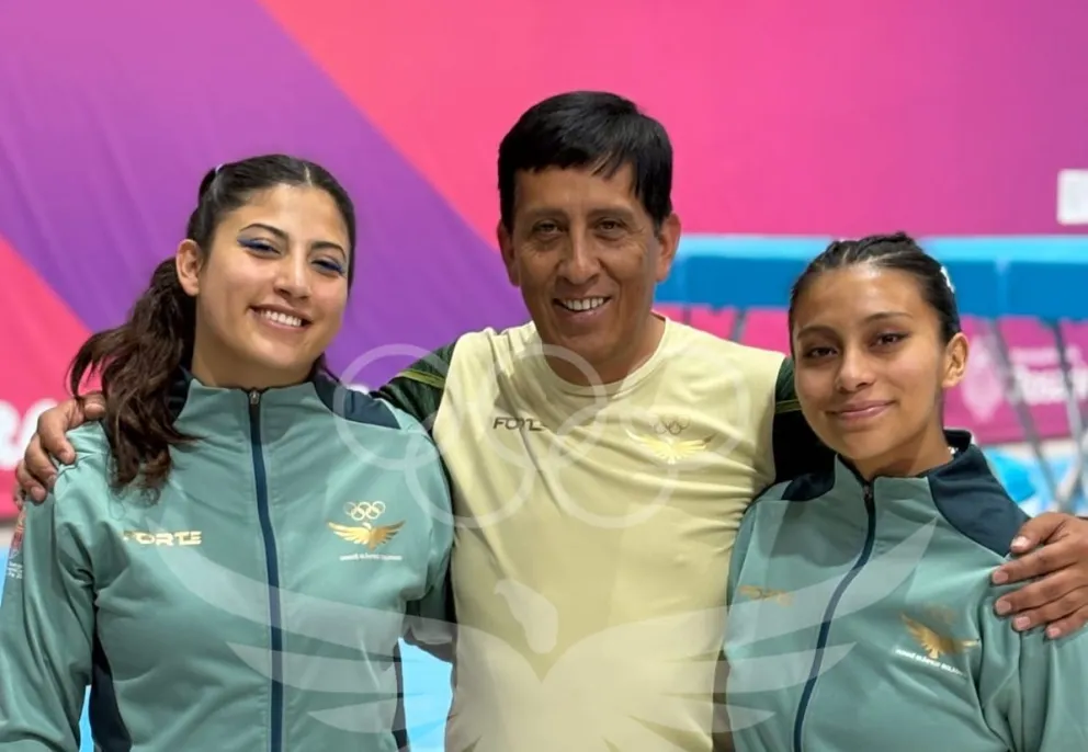 La dupla nacional junto a su entrenador. Foto: COB.
