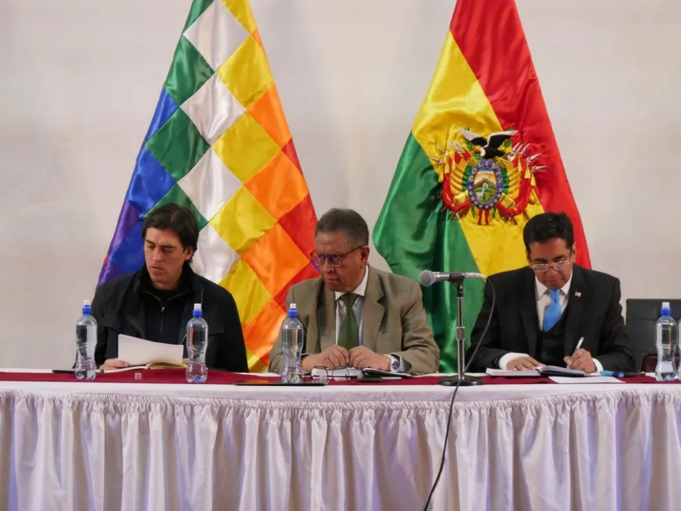 Los ministros de Obras Públicas, Mauricio Zamora; de Gobierno, Marco Antonio Oviedo y; de Trabajo, William Bascopé se reunieron con el el transporte libre. Foto ABI 