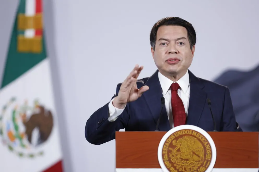 El secretario de Educación Pública, Mario Delgado, habla durante una rueda de prensa este lunes, en el Palacio Nacional de Ciudad de México (México). Foto: EFE