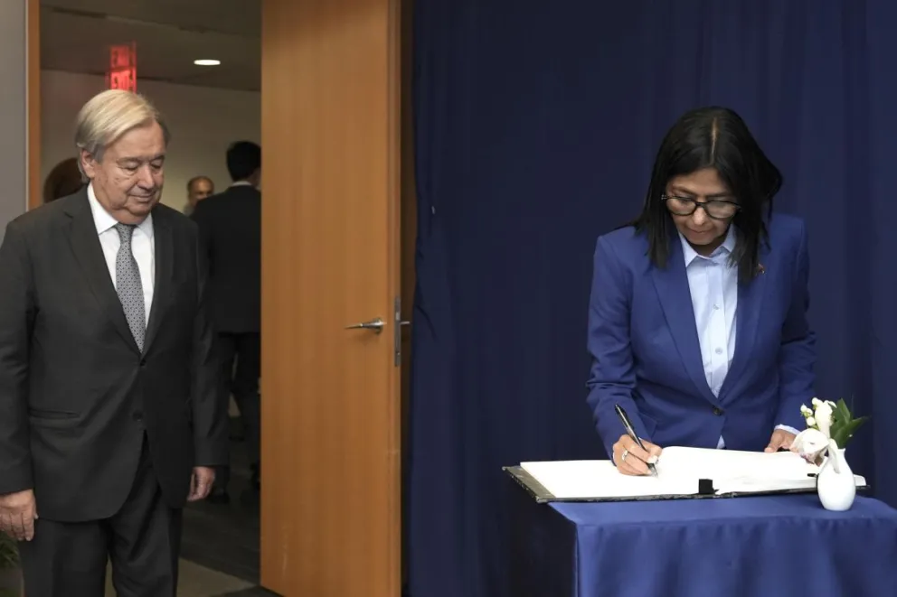 La presidenta encargada de Venezuela, Delcy Rodriguez, firma un libro de visitas junto al secretario general de la Organización de las Naciones Unidas (ONU), António Guterres. Foto: EFE