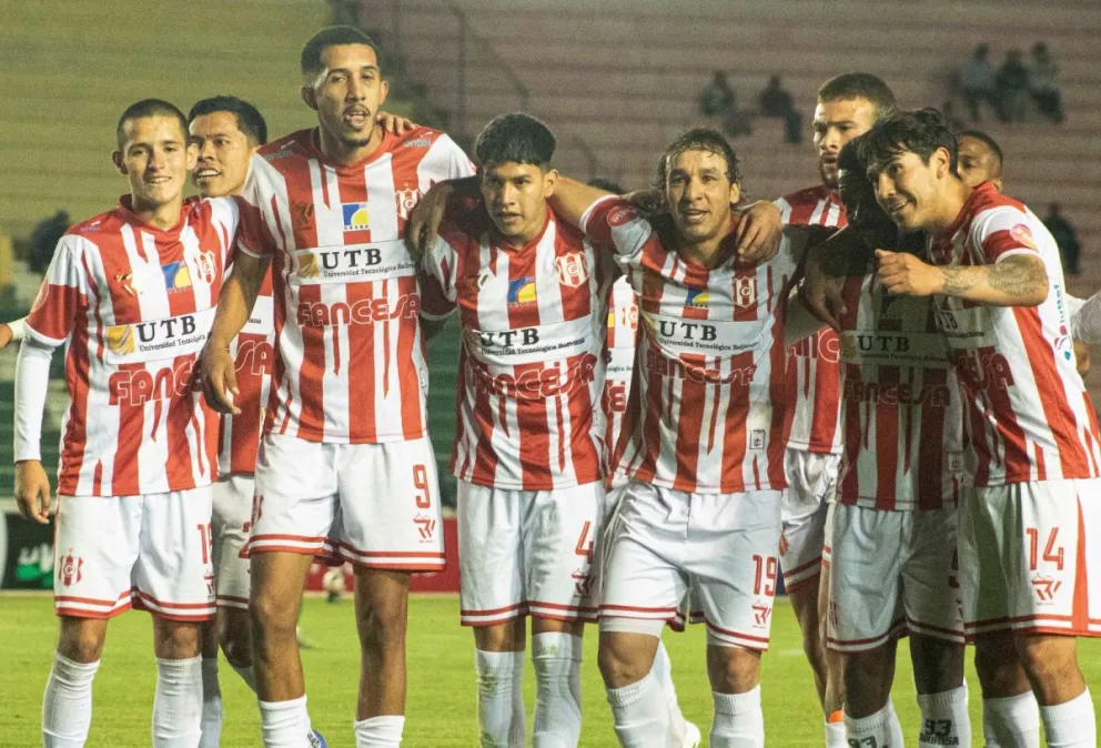Jugadores de Independiente festejan uno de sus goles. Foto: APG.