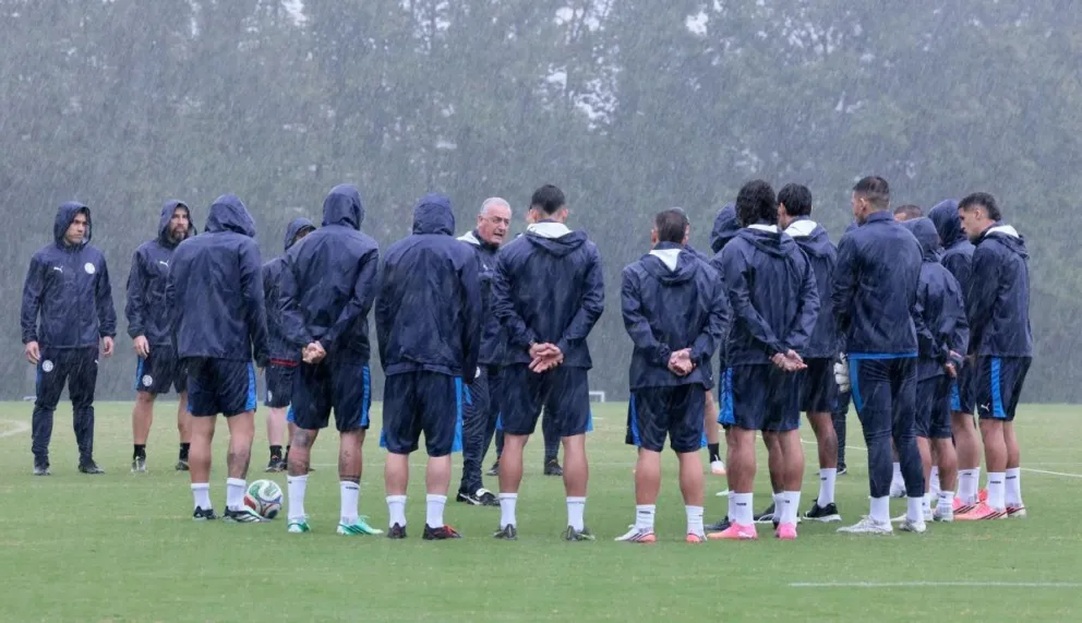 Gustavo Alfaro (centro) conversa con los jugadores de la selección paraguaya en el primer día de entrenamientos. Foto: APF