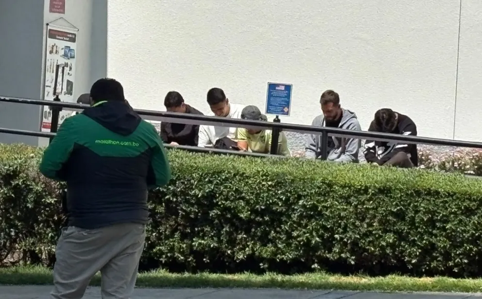 Jugadores de la Selección nacional esperan su turno para ingresar a la embajada norteamericana. Crédito: Red Uno