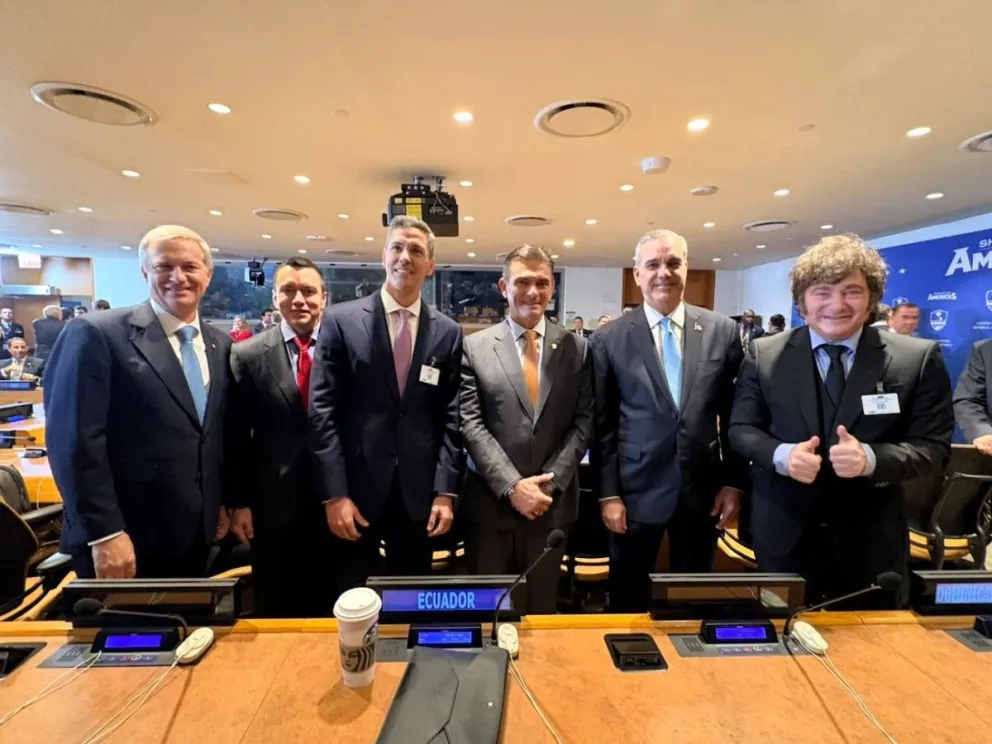 El presidente Rodrigo Paz y varios de sus colegas en la cumbre Escudo de las Américas. Foto tomada de la cuenta en RRSS del presidente Rodrigo Paz