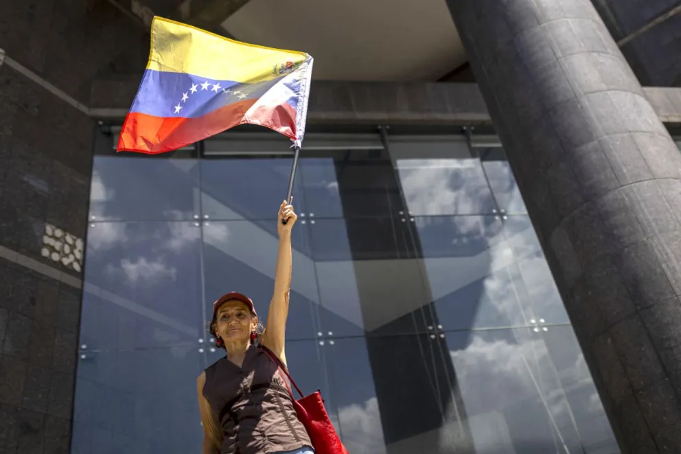Una persona se manifiesta contra la participación de la presidenta encargada de Venezuela, Delcy Rodríguez, en la Asamblea General de la ONU, este martes, frente a la sede de Naciones Unidas en Caracas (Venezuela). Foto: EFE