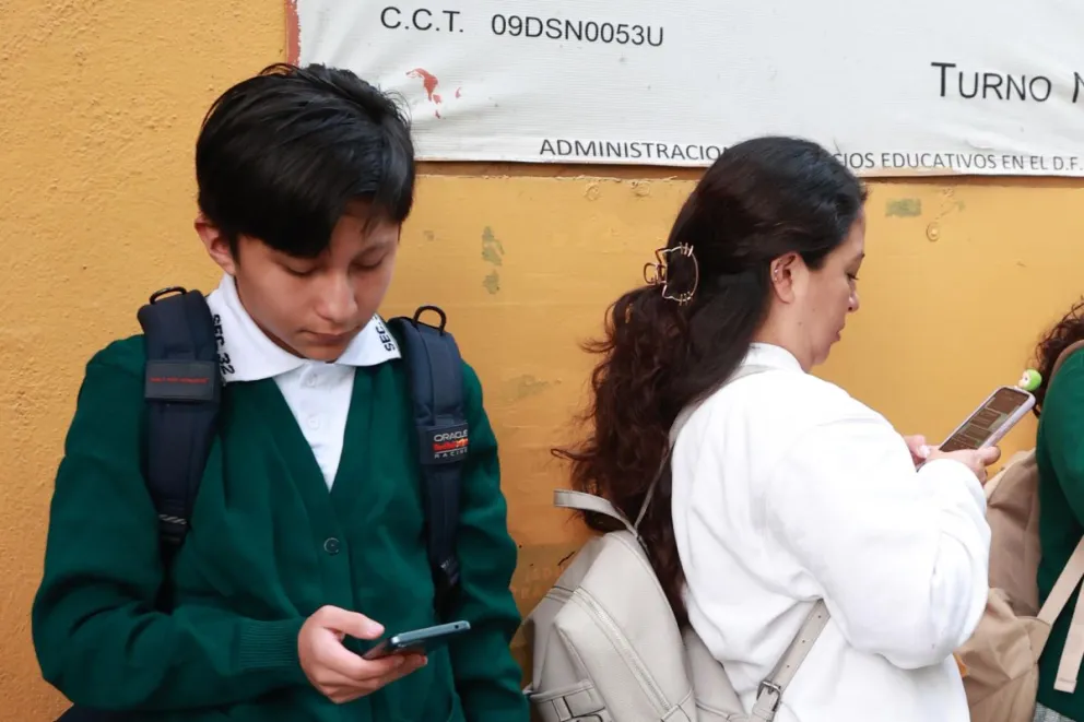Un estudiante de secundaria usa un celular en Ciudad de México (México). Imagen de archivo. EFE/ Mario Guzmán