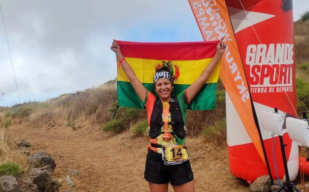 Yana con la tricolor nacional tras su competencia. Foto: Skyrunning Bolivia.