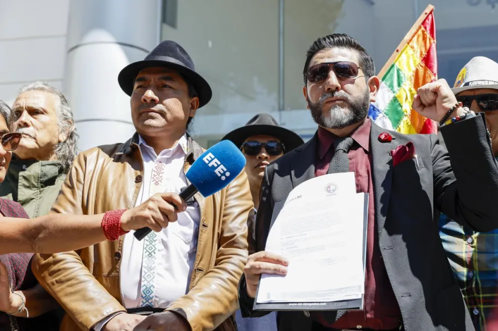 El excandidato presidencial y líder indígena Leonidas Iza (i), junto al abogado Washington Andrade (d), vocero de la iniciativa ecuatoriana 'Revoca EC', hablan con periodistas este martes, en Quito (Ecuador). EFE
