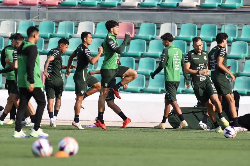 Óscar López (centro) participa del entrenamiento de la Selección de este martes en el estadio Tahuichi Aguilera. Foto: APG
