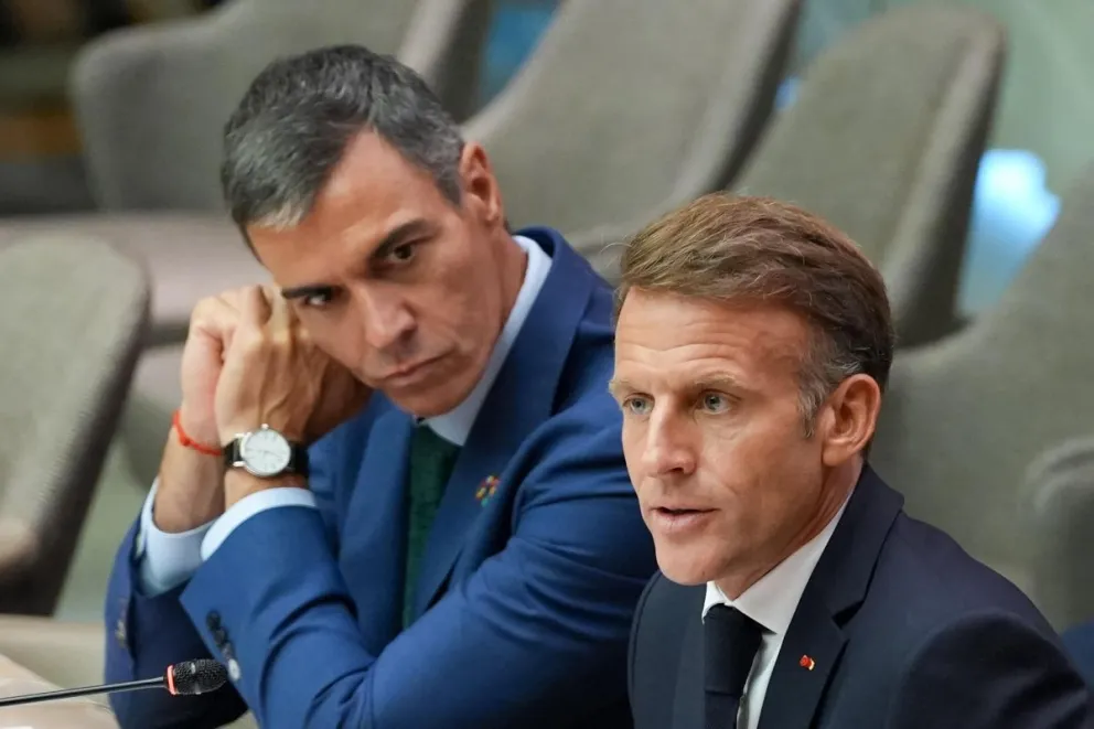 El presidente de Francia, Emmanuel Macron (d), habla junto al jefe del Gobierno español, Pedro Sánchez, durante el foro 'Protección de los niños en la era de la IA' este martes, en el marco de la Asamblea General de Naciones Unidas en Nueva York. EFE