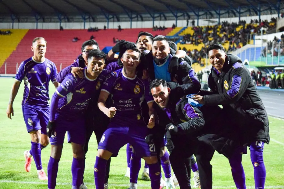 Jugadores de Real Potosí festejan el gol del triunfo. Foto: Agencia Marka Registrada.