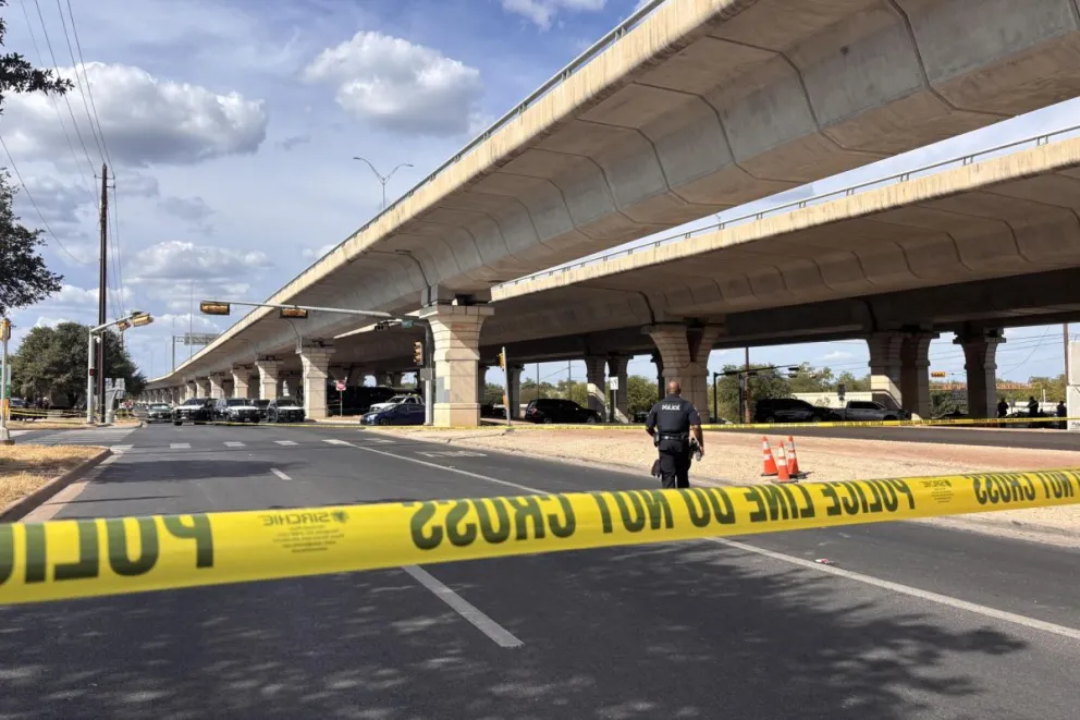 Fotografía de un integrante de la Policía de Austin custodia la zona donde un migrante venezolano de 28 años resultó gravemente herido tras recibir al menos dos disparos por parte de un agente del Servicio de Inmigración y Control de Aduanas. EFE