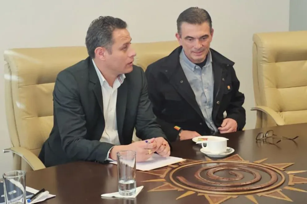 El vicepresidente Edmand Lara y el presidente Rodrigo Paz se reunieron en junio, durante el conflicto que mantuvo al país bloqueado por más de 50 días. Foto: EFE