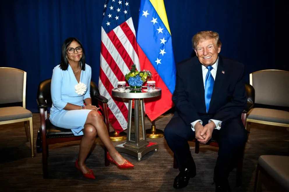 La presidenta interina de Venezuela, Delcy Rodríguez, posa junto al presidente de Estados Unidos, Donald Trump. Foto: EFE  
