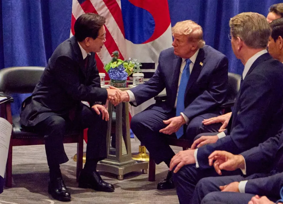 El presidente surcoreano Lee Jae Myung (i) conversa con el presidente de EE.UU. Donald Trump durante una reunión en un hotel de Nueva York, Nueva York, 22 de septiembre de 2026. (Corea del Sur, Nueva York). Foto: EFE