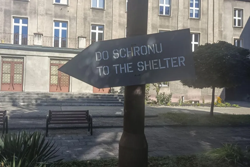 Cartel en el patio de la Escuela Mecánica número 3 del barrio de Nowa Huta, en Cracovia, sur de Polonia. Foto: EFE