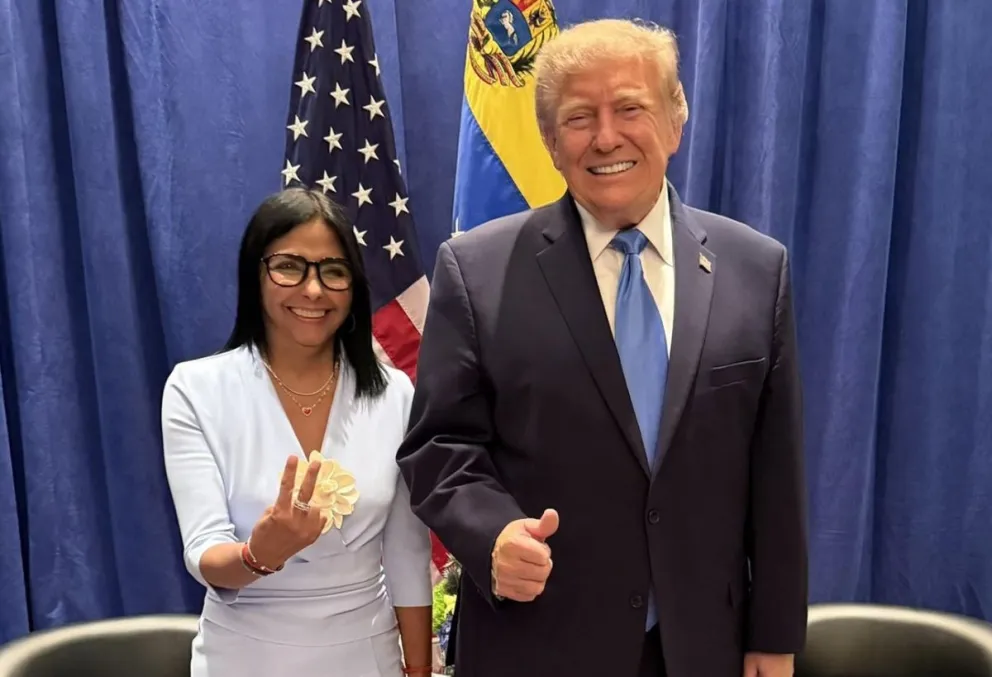 La presidenta interina de Venezuela, Delcy Rodríguez, posando junto al presidente de EE.UU., Donald Trump. Foto: EFE 