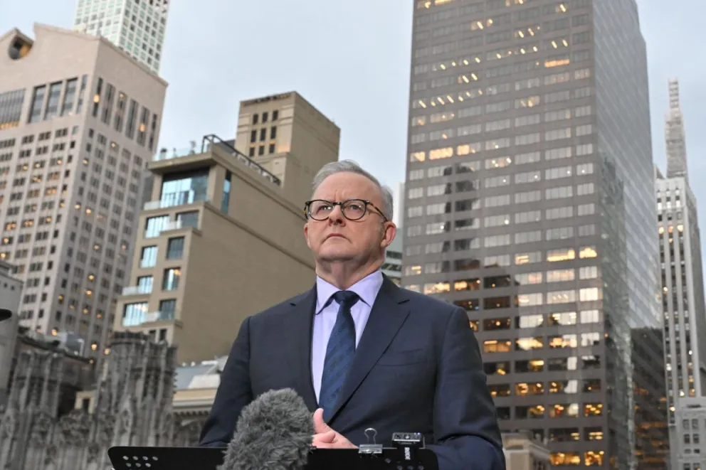 El primer ministro australiano, Anthony Albanese, comparece ante la prensa en Nueva York. Foto: EFE