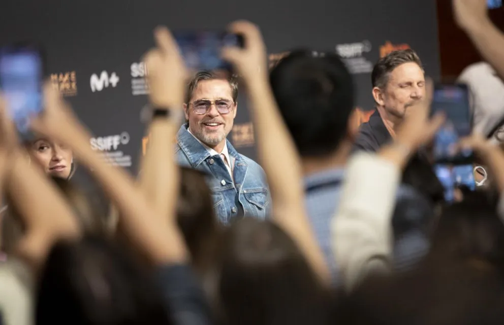 El actor estadounidense Brad Pitt (c), el director David Ayer (d), y la productora Olivia Hamilton (i), este miércoles en el Festival de Cine de San Sebastián. Foto: EFE