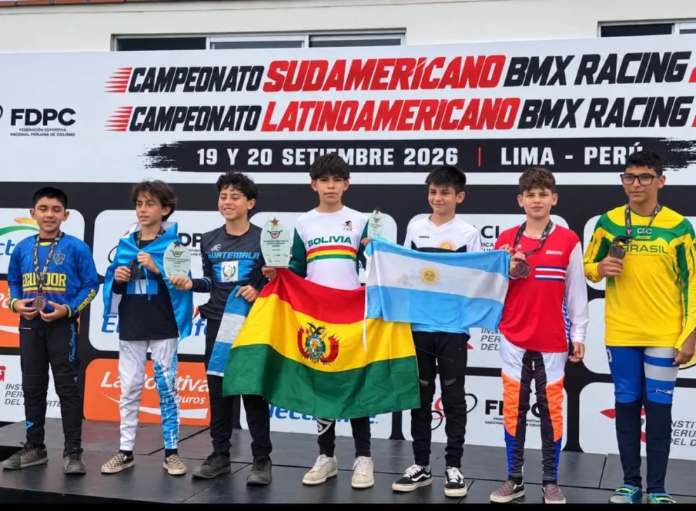 Chávez (centro) con la tricolor nacional durante la premiación de su categoría. Foto: BMX La Paz.