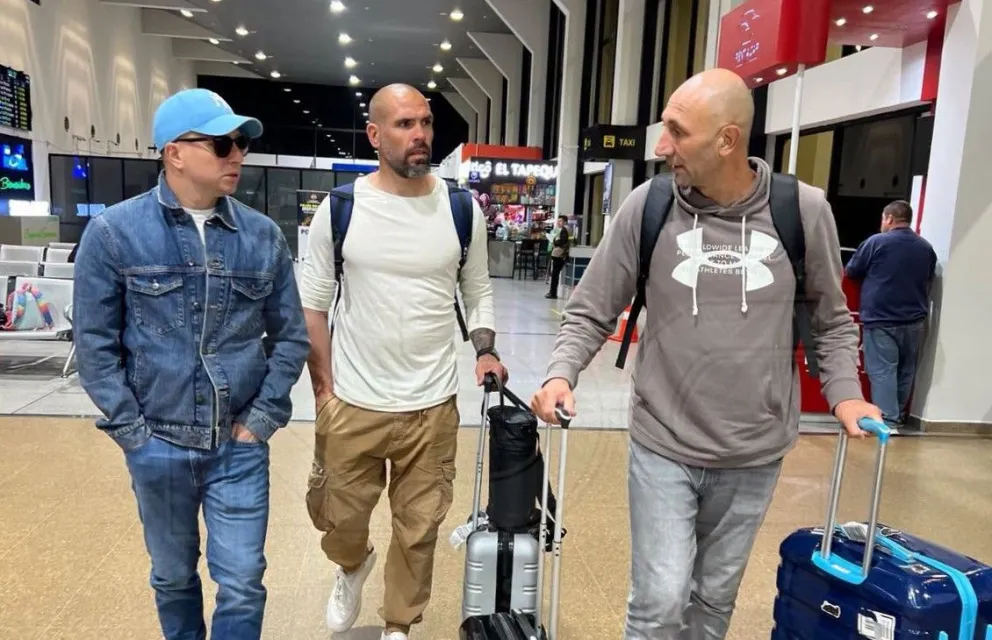 Cristian Paulucci (der.), el nuevo DT de Blooming, a su llegada al aeropuerto de Santa Cruz. Crédito: RDC