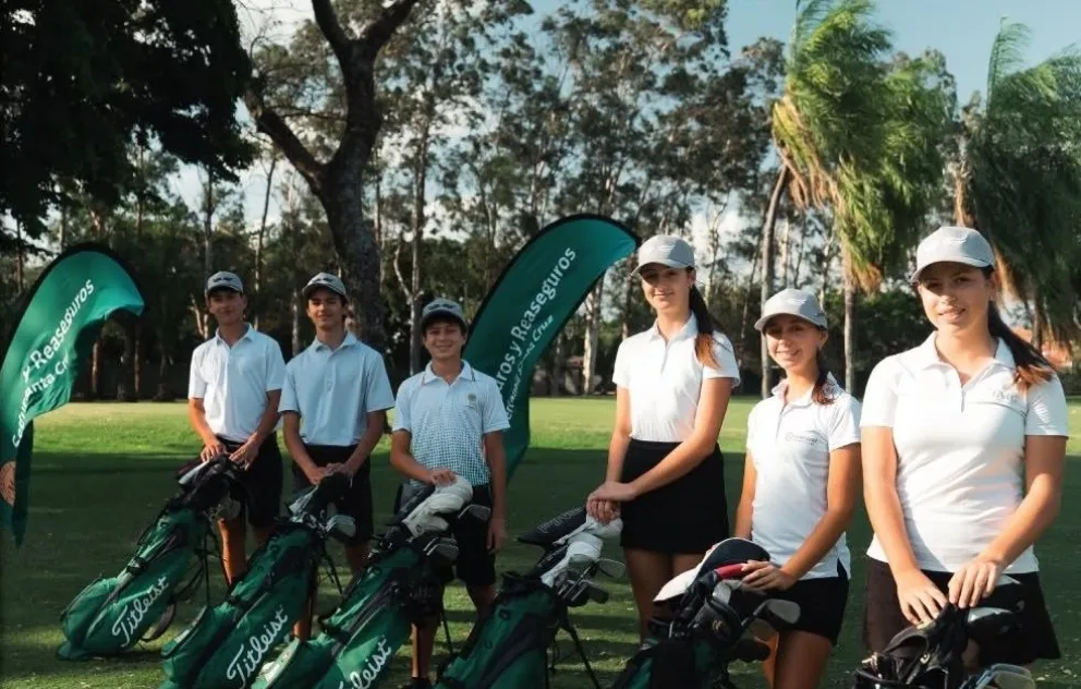 Los seis golfistas que participarán en el Sudamericano Pre Juvenil. Foto: Federación Boliviana de Golf.