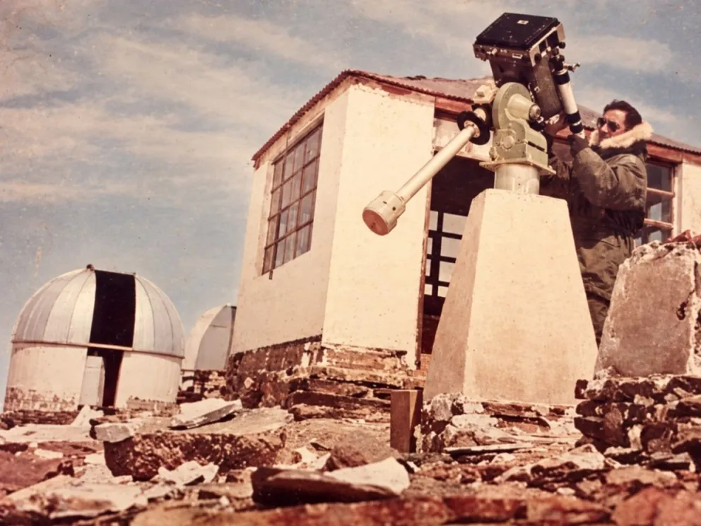 Foto histórica de José Antonio Zelaya en Chacaltaya, el militar y astrónomo boliviano que trabajó junto al equipo científico de EEUU, publicada por la revista brasileña O Cruzeiro Internacional.