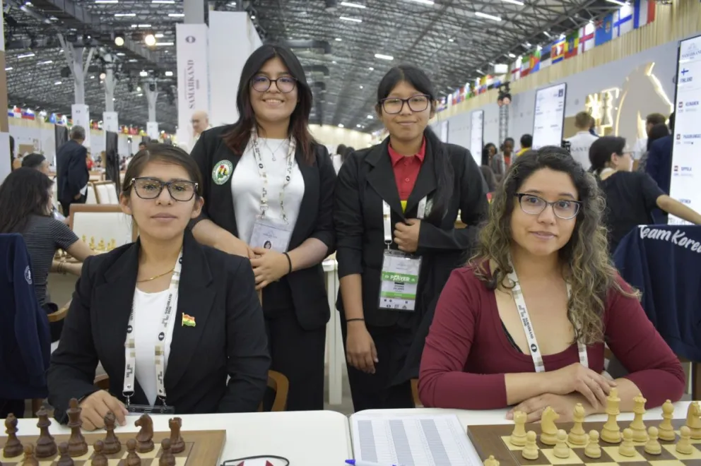 El team femenino previo a sus partidas en Uzbekistán. Foto: Federación Boliviana de Ajedrez.