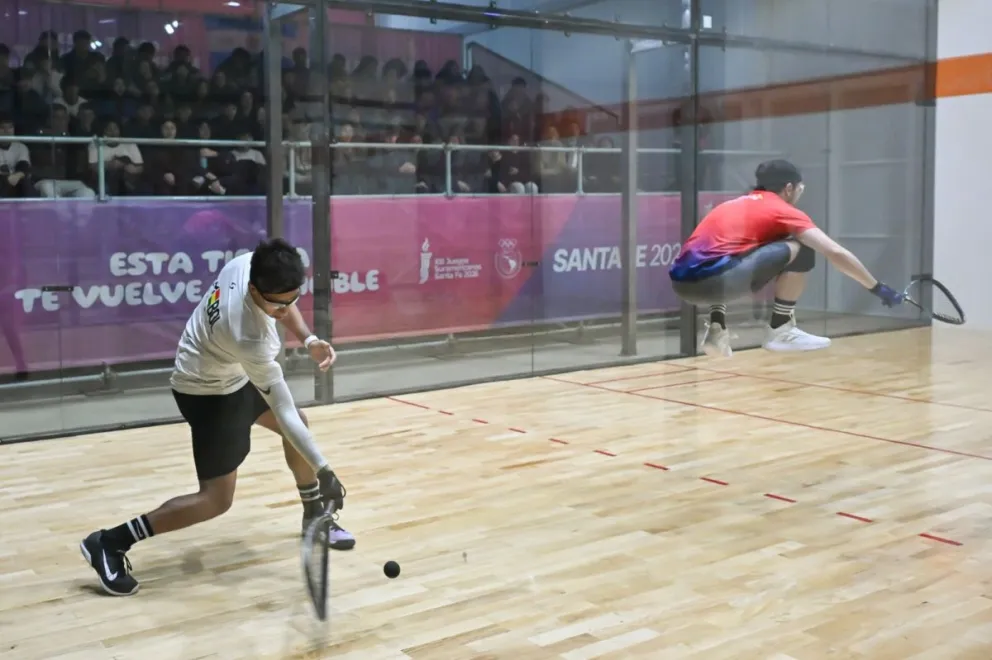 Moscoso (izq.) golpea la pelota en uno de sus partidos de esta jornada. Foto: Santa Fe 2026.