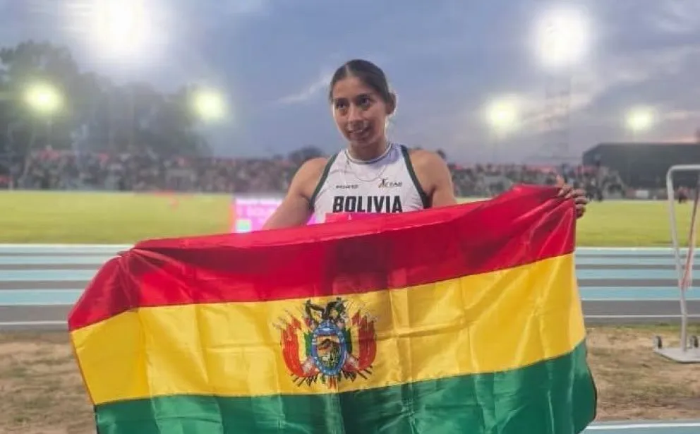 Quispe sostiene la tricolor nacional tras su competencia. Foto: FAB.