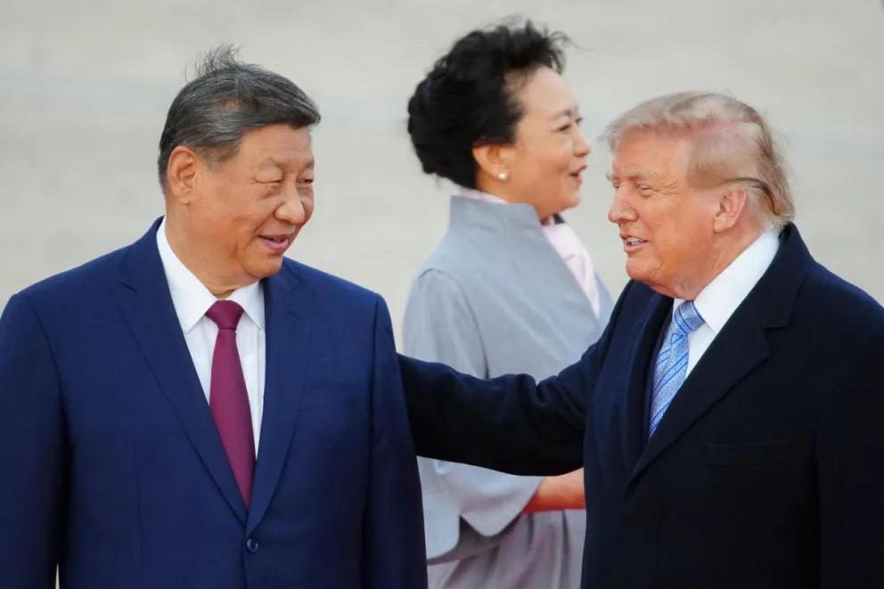 El presidente chino, Xi Jinping (I), la Primera Dama china, Peng Liyuan (c), y el presidente estadounidense, Donald Trump (d), fueron captados este 23 de septiembre, durante la ceremonia de llegada del mandatario asiático, en la Base aérea Andrews. EFE
