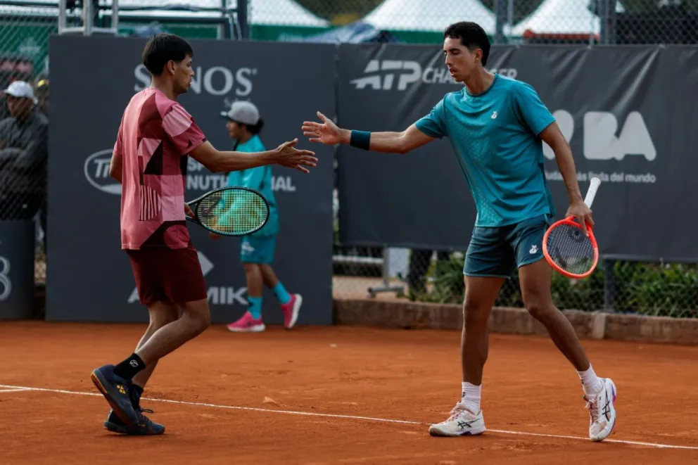 Zeballos (izq.) y Murkel se dan la mando durante su partido. Foto: Prensa AAT.