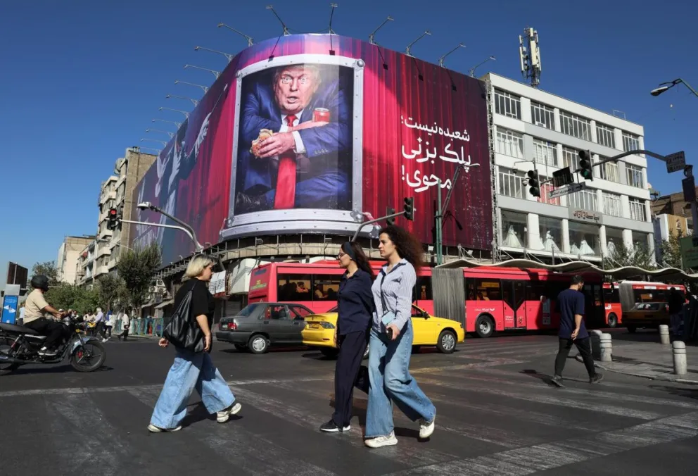 Unos iraníes pasan junto a una valla publicitaria contra Trump en una calle de Teherán, Irán, el 23 de septiembre de 2026. Foto: EFE