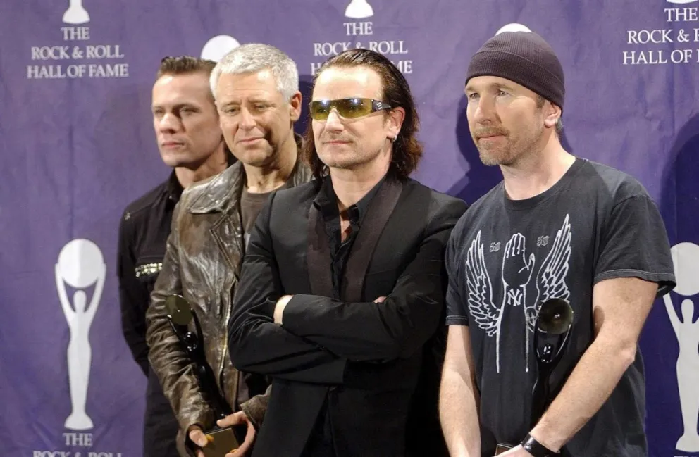 La banda de rock irlandesa U2, en una foto de archivo del 14 de marzo de 2005 en el Salón de la Fama del Rock and Roll, en Cleveland (Ohio, Estados Unidos). Foto: EFE