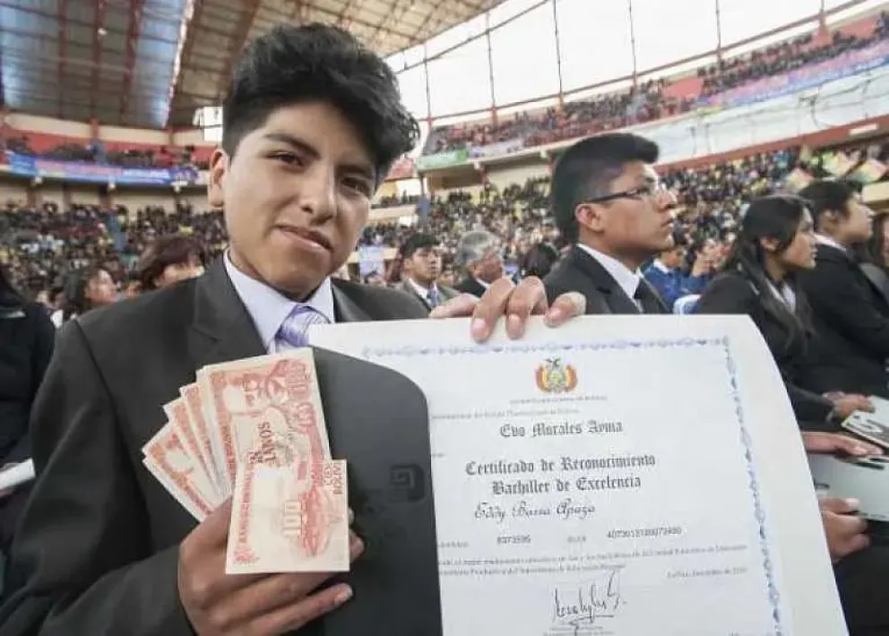 Un bachiller beneficiado con el Bono a la Excelencia. Foto archivo: ABI