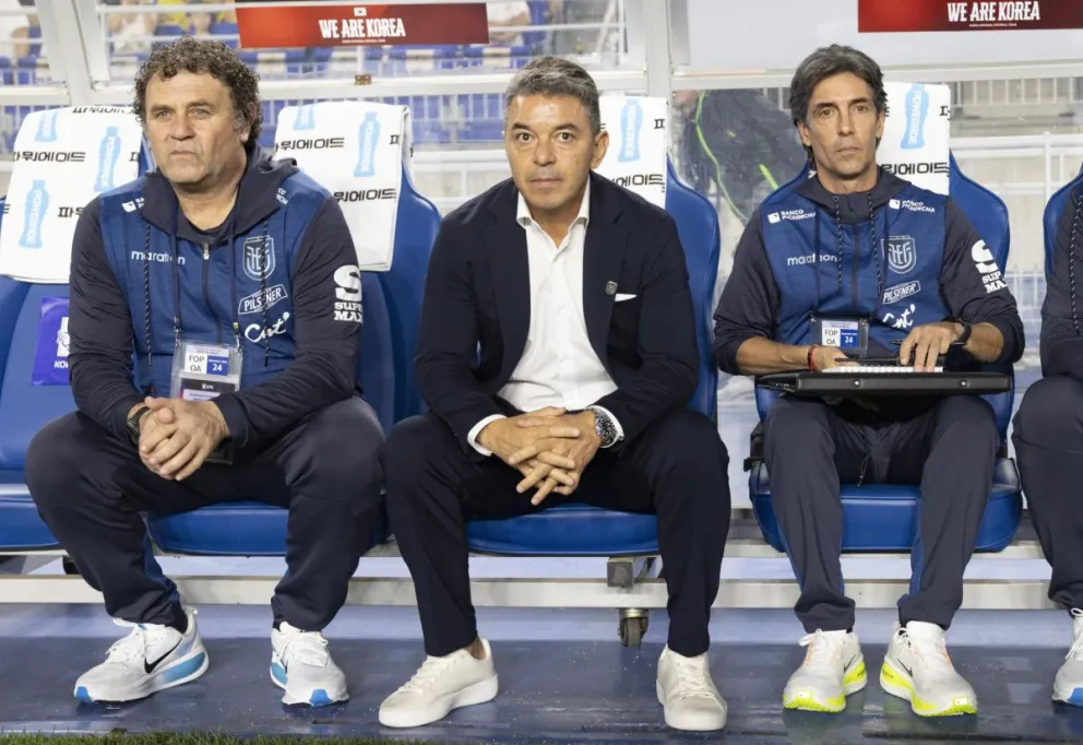 Marcelo Gallardo (centro), DT de Ecuador, junto a sus colaboradores antes del amistoso frente a Corea del Sur. Foto: EFE
