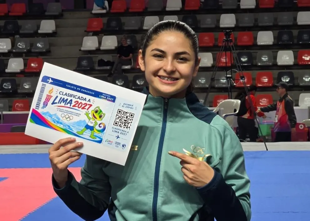Sol Sandoval con su certificado que le da el pase a Lima 2027. Foto: Feboka.