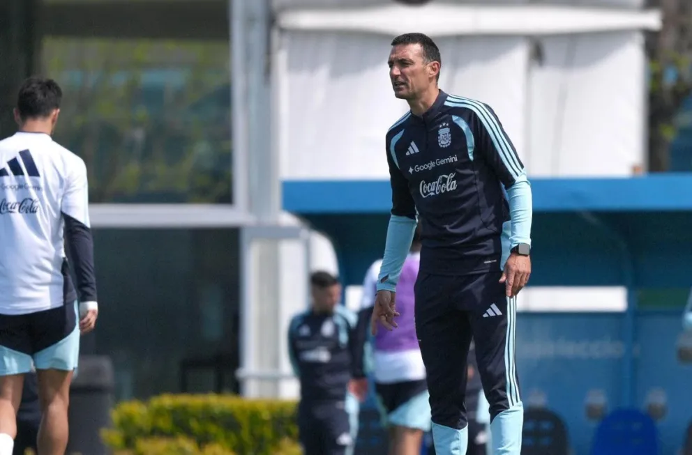 Lionel Scaloni, el técnico de la selección argentina, dirige el entrenamiento de este jueves. Foto: EFE