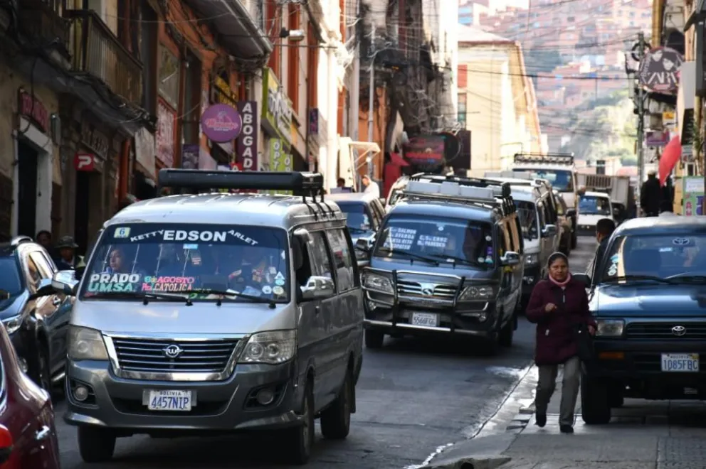 Los vehículos que fueron transferidos y no pagaron impuestos, serán dados de baja del RUAT, en aproximadamente 10 días. Foto: APG