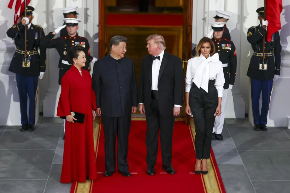 La primera dama de China, Peng Liyuan; el presidente chino, Xi Jinping; el presidente de EE.UU., Donald Trump; y la primera dama, Melania Trump, posan en el Pórtico Norte antes de la cena de Estado en la Casa Blanca en Washington D. C., EE.UU. Foto: EFE